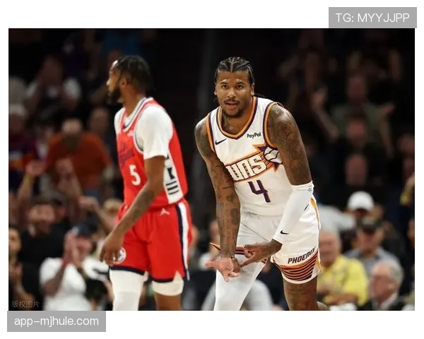 太阳布克与杰伦格林后场组合 进攻火力强劲但防守沟通存在漏洞